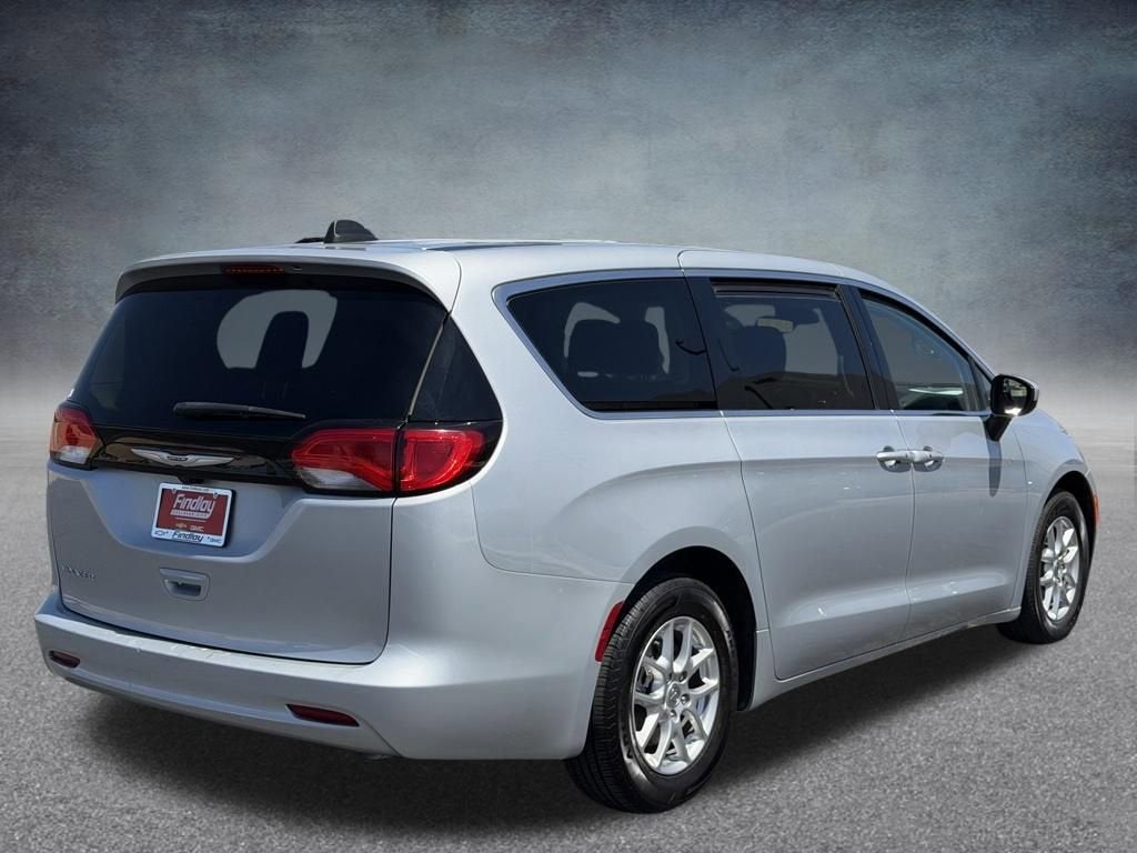 2023 Chrysler Voyager LX