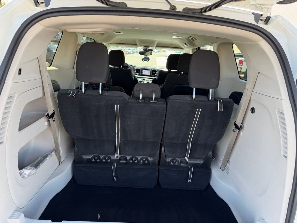 2023 Chrysler Voyager LX