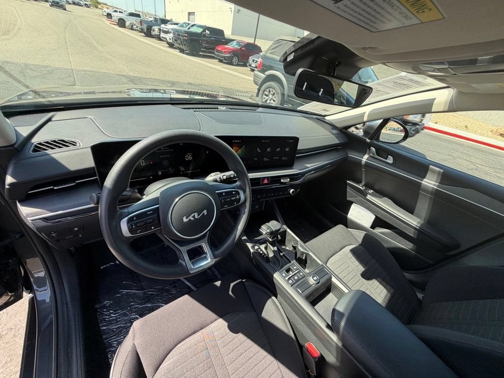 2025 Kia K5 LXS - Photo 12