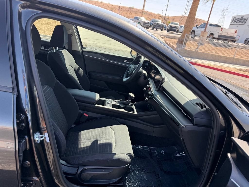 2025 Kia K5 LXS - Photo 13