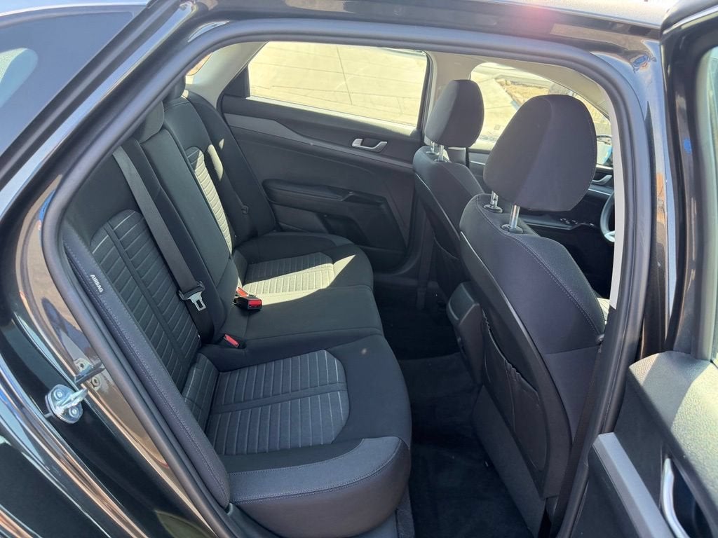 2025 Kia K5 LXS - Photo 15