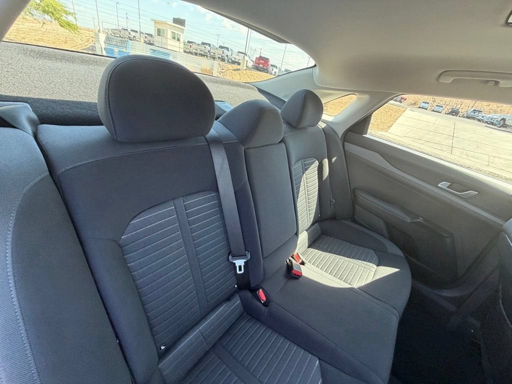 2025 Kia K5 LXS - Photo 16