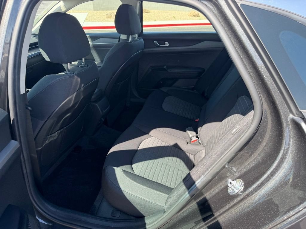 2025 Kia K5 LXS - Photo 18